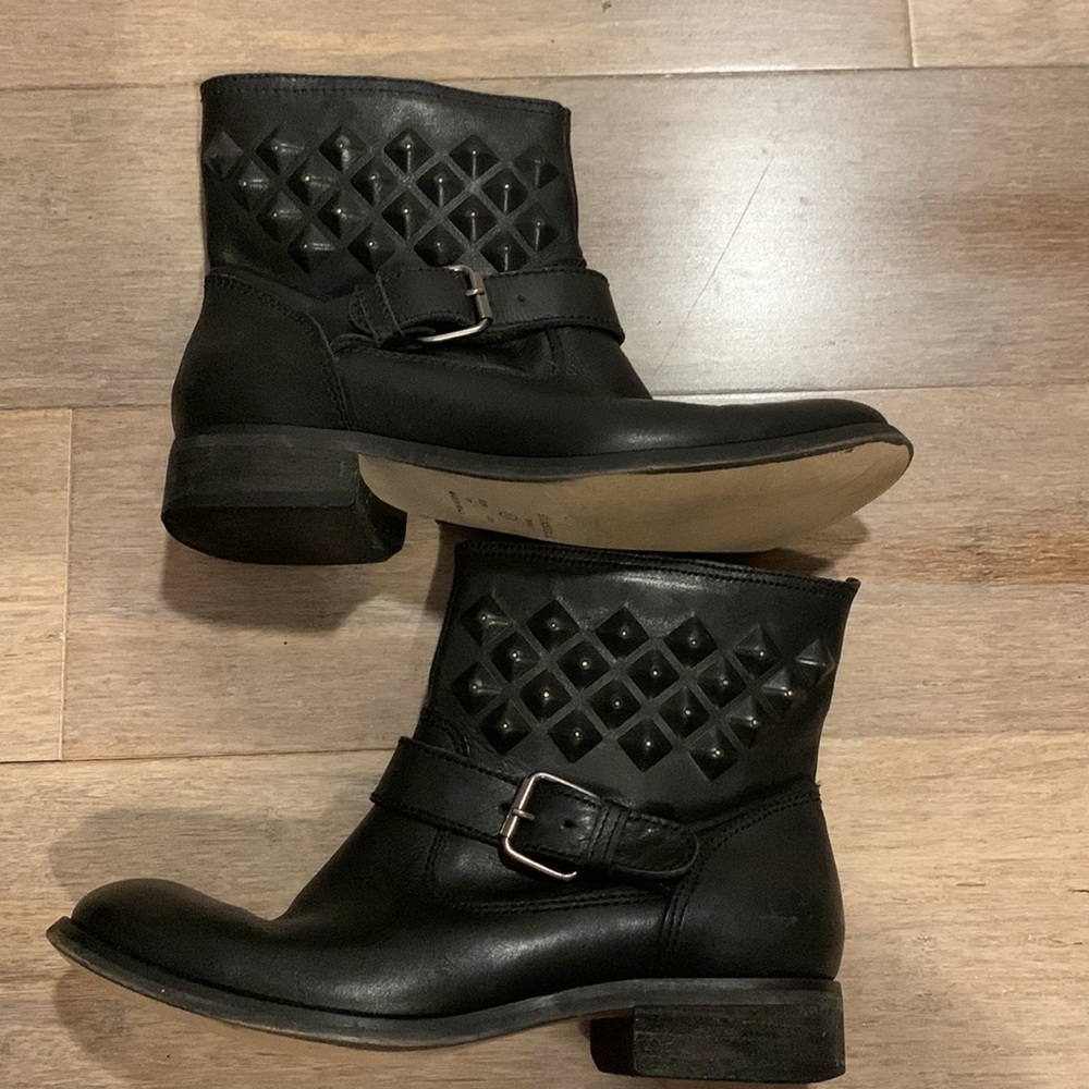 𝅺Shoestock ankle black leather boot with buckle and zipper  size 6 gently used.